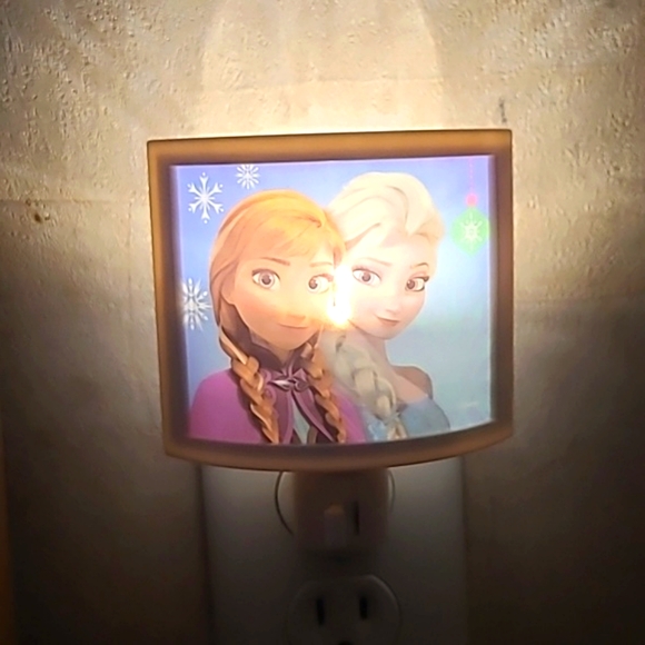 Disney Frozen Elsa & Anna Plug In Night Light - Picture 10 of 13